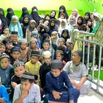 Suasana ceria anak-anak Majjelling saat mengikuti pembelajaran bahasa Arab berbasis media visual dalam kegiatan KKN-T Universitas Hasanuddin, yang menghadirkan metode belajar interaktif dan mudah dipahami sejak usia dini.